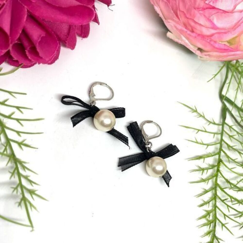 NEW⚜️Classy Ribbon & Pearl Dangly Earrings - Picture 1 of 5